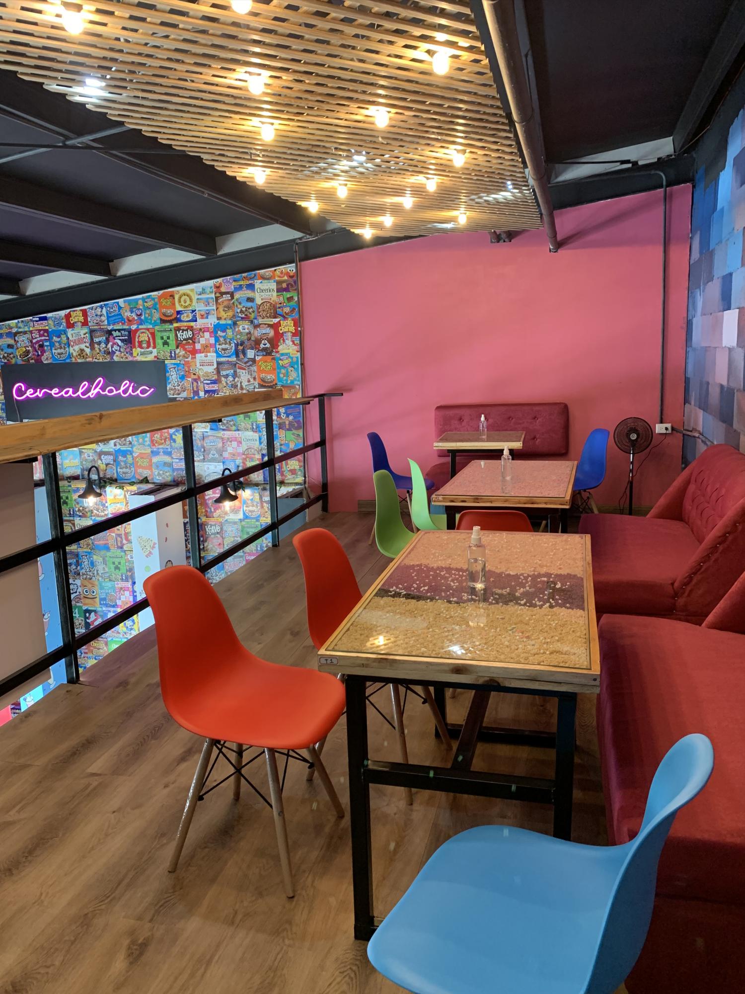 El local es bastante amplio y también cuenta con un segundo nivel.