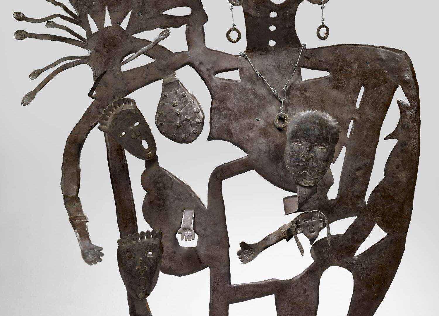 $!Una escultura en metal de Grande Brigitte, quien los practicantes del vudú creen que protege los cementerios.