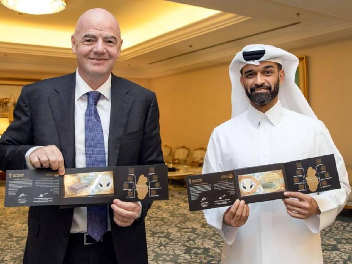 Hassan Al Thawadi junto a Gianni Infantino, presidente de la FIFA: