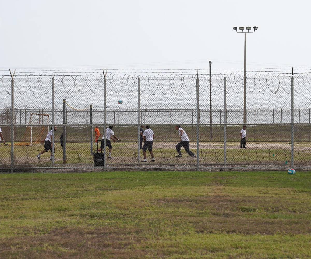 ¿Asilo o deportación? Migrantes esperan respuesta en centro de detención de Texas