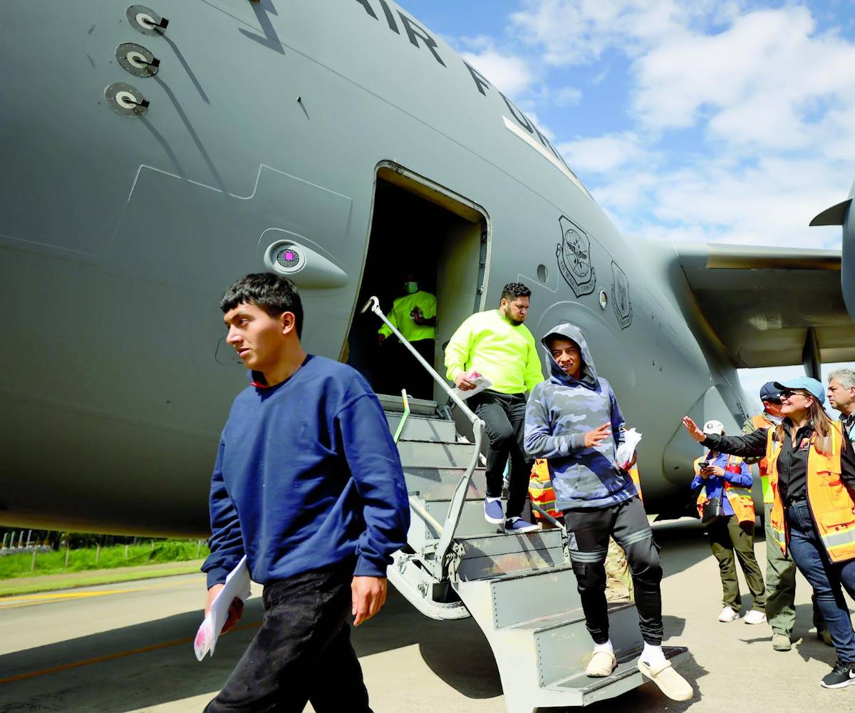 126 compatriotas detenidos en la frontera entre EUA y México fueron deportados ayer, siendo la primera vez que se utilizaron aviones militares para este fin.