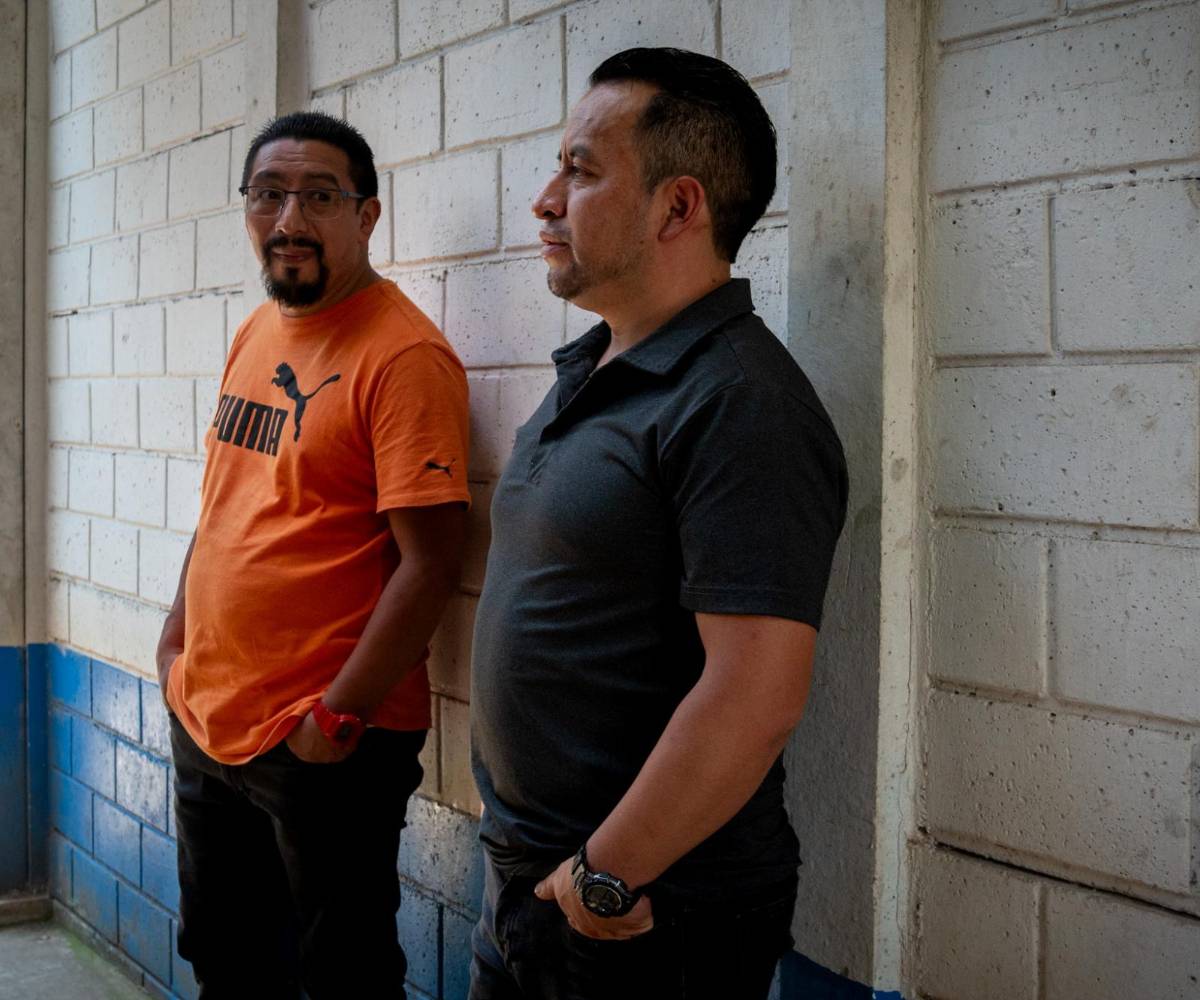 Los exdirigentes de los 48 Cantones Luis Pacheco (a la derecha) y Héctor Chaclán, en un pasillo de la cárcel Mariscal Zavala, donde llevan más de un año en detención provisional acusados de terrorismo por encabezar las protestas pacíficas de 2023. Foto: Nathalie Quan.