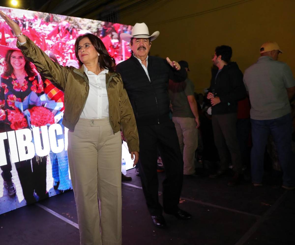 <i>La candidata de LIBRE, Rixi Moncada, acompañada del expresidente Mel Zelaya durante un acto de la campaña presidencial que terminó con su derrota en las urnas el día 30 de noviembre de 2025. Foto: Gustavo Amador.</i>