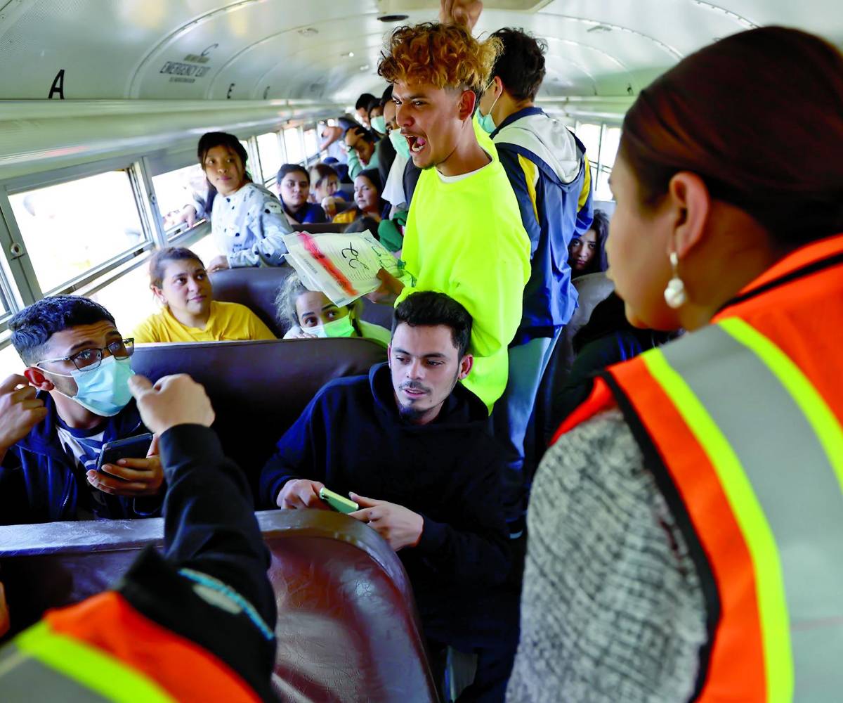 Un promedio de 69 policías custodiaron el aeropuerto, terminales y rutas de traslado de los migrantes.