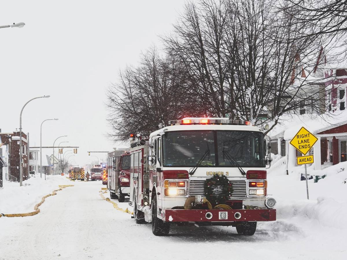 Vista de la emergencia causada por una tormenta invernal, este 26 de diciembre de 2022, en Buffalo, Nueva York. EFE