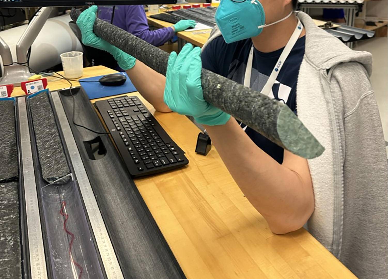 $!Kuan-Yu Lin, de la Universidad de Delaware, con una muestra rocosa recuperada de la “Ciudad Perdida”. (Lesley Anderson, Exp. 399, JRSO/IODP)