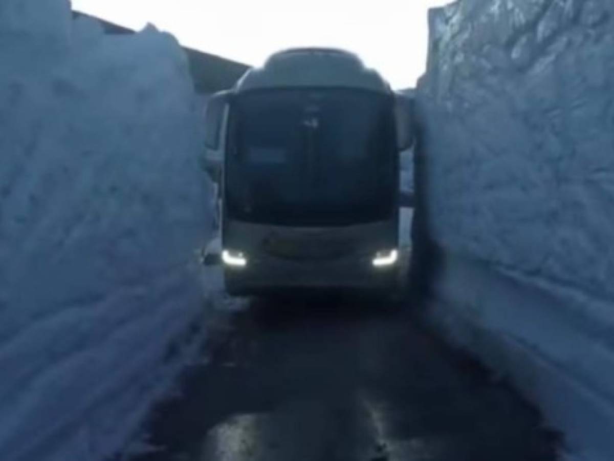 La maniobra que realizó un conductor para cruzar entre dos muros de nieve