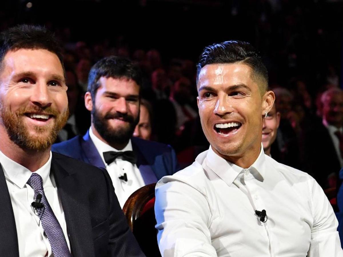 Messi y Cristiano sonríen durante una gala del Balón de Oro.