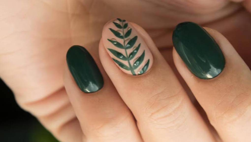 ‘Glitter’ y rojo: las manicuras que dominan esta temporada