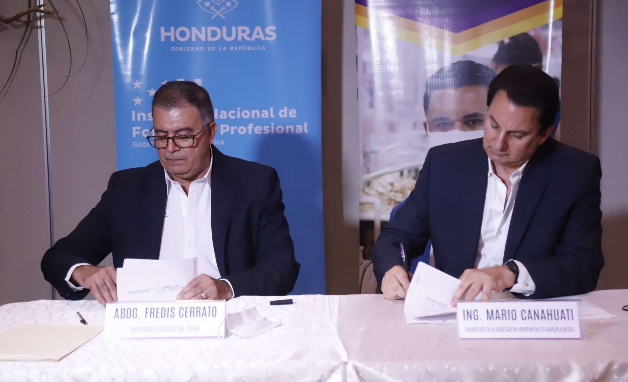 Con invitados especiales, Fredis Cerrato, director del Infop, y Mario Canahuati, presidente del AHM, firmaron convenio.