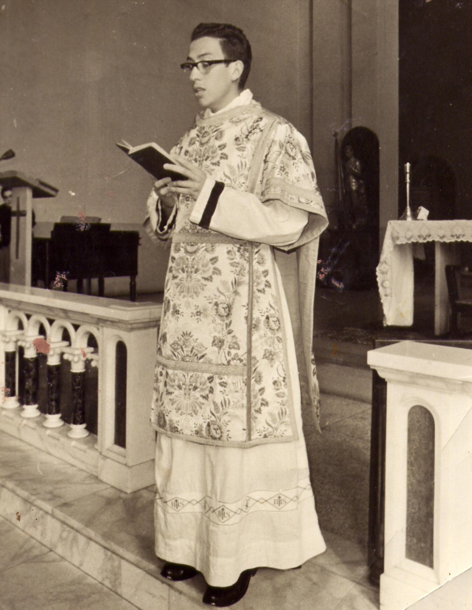 Óscar Andrés Rodríguez oficiando una misa.
