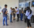 Un oficial de Migración en San Pedro Sula mientras revisaba la documentación de los familiares de los tres jóvenes de la aldea Nuevo Porvenir, Protección, Santa Bárbara, que lograron tramitar el pasaporte.