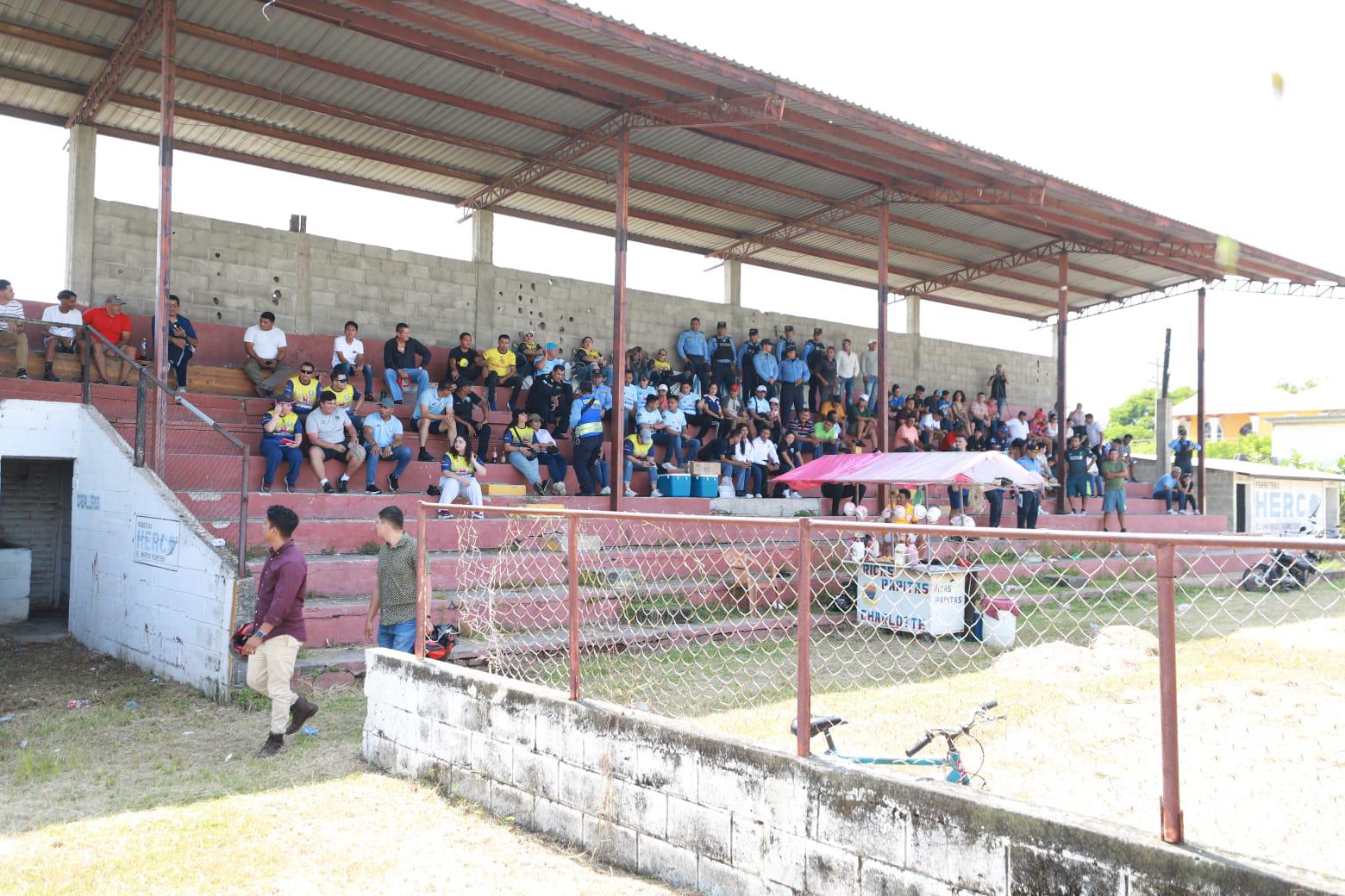 $!Es normal ver en las gradas policías alentando al equipo, por su parte las autoridades ponen buses para que aficionados viajen de manera gratuita.