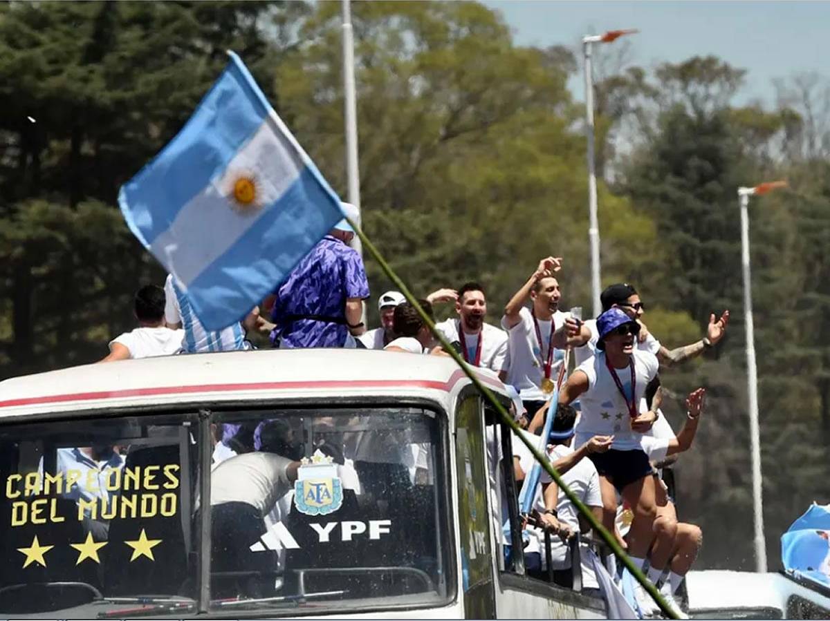 Los jugadores de la selección argentina en el autobús durante el recorrido por Buenos Aires.