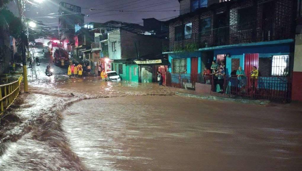 Intensas lluvias, producto de una tropical, dejó calles inundadas en Tegucigalpa durante la noche de ayer jueves.