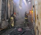 Equipos de rescate ucranianos trabajan en el lugar del ataque ruso contra un mercado en una zona residencial de Zaporiyia, Ucrania, el 26 de septiembre de 2026. EFE