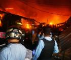 La noche del 29 de diciembre quedará grabada con fuego en la memoria de comerciantes y vecinos del mercado Medina, en San Pedro Sula. Un voraz incendio, registrado a la altura de la 6 Calle, redujo a cenizas el esfuerzo de toda una vida y sumió en el llanto a decenas de familias.