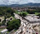 En esta intersección se construye la rotonda como parte del proyecto de pavimentación lo que ocasiona el congestionamiento.