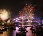 <b>Sídney, Australia</b>, dio la bienvenida al Año Nuevo con su ya tradicional y deslumbrante espectáculo de fuegos artificiales en el puerto, uno de los primeros festejos del mundo en marcar el inicio del nuevo año.
