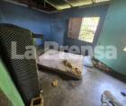En el interior de la vivienda se constataron precarias condiciones con colchones tirados y distintivos de estructuras criminales, evidencias que ya forman parte de las investigaciones sobre el cuádruple homicidio contra cuatro primos en La Ceiba.