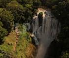 El agua se ha convertido en protagonista del paisaje en la zona del lago de Yojoa. Las intensas lluvias de las últimas semanas han elevado los niveles de ríos, quebradas y embalses, mientras las cataratas de Pulhapanzak exhiben la fuerza de sus caídas de agua.