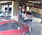 El video muestra el momento en que la víctima es embestida por una camioneta BMW dentro del estacionamiento del complejo habitacional, pasando el vehículo sobre su cuerpo.