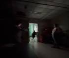 Videos difundidos muestran a personal médico atendiendo pacientes con linternas de celulares durante los cortes de energía, mientras autoridades buscan reactivar una planta del antiguo hospital como medida de emergencia. En la foto, una sala justo al momento del apagón.
