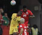 Kamaldeen Sulemana de Ghana disputa el balón con Amir Murillo de Panamá.