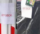 Negicios cuentas con rótulos visibles que informan sobre la Ley Seca en San Pedro Sula.