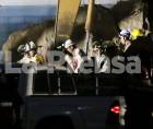 Elementos del Cuerpo de Bomberos realizan labores de búsqueda y rescate entre los escombros tras el derrumbe registrado en el anillo periférico de Tegucigalpa.