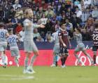El Atlético de Madrid derrotó de visita al Levante y se subió a la cima provisionalmente.