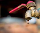 Vecinos de La Era denuncian hasta 20 días sin agua mientras Umaps repara la cortina inflable de Los Laureles.