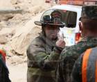 La mañana de este martes, una emergencia de gran magnitud movilizó a decenas de rescatistas en el anillo periférico de Tegucigalpa, donde un derrumbe de tierra y piedras sepultó parte de varias bodegas y provocó un incendio que puso alerta a las autoridades.