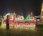 La Navidad se vive intensamente en la Capital Industrial, el Monumento a la Madre, Parque Central, medianas, plazas y bulevares brillan con miles de luces multicolores que iluminan las noches decembrinas para el disfrute de las familias.