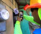 El déficit de contadores eléctricos pendientes por instalar en Honduras se calcula en miles de usuarios, partiendo de una brecha inicial estimada por las autoridades en al menos 500,000 medidores faltantes.