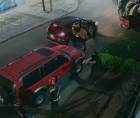 Un video muestra el momento en que dos hombres armados amenazan a un repartidor de comida y le roban la motocicleta en la colonia Moderna de San Pedro Sula.