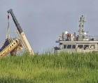 Momentos en que extraen los pedazos del avión accidentado en Roatán.
