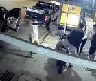 Dos hombres armados fueron captados por cámaras de seguridad mientras robaban una motocicleta.