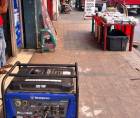 Algunos comerciantes de la Tercera Avenida de San Pedro Sula se han preparado con plantas eléctricas ante los cortes de energía que, en ocasiones, se prolongan durante todo el día.