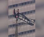 Fotografía tomada de la cuenta oficial de Instagram de Angela Nikolau @Angela_nikolau que muestra a dos personas que subieron sin permiso a la antena de la cima del Empire State Building y ondearon una pancarta con un lema a favor del amor.