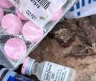 Cajas de medicamentos, mobiliario y equipo médico permanecen en una bodega de la Secretaría de Salud en El Lolo, donde fueron documentados productos vencidos y equipos expuestos.