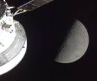 USA9656. MIAMI (ESTADOS UNIDOS), 07/04/2026.- Fotografía cedida por la NASA de una instantánea capturada por la tripulación de la misión Artemis II este lunes, que muestra la Luna en fase de creciente junto a la nave espacial Orion. Los astronautas de la misión Artemis II de la NASA salieron de la influencia de la Luna y se dirigen hacia la Tierra, donde tienen previsto amerizar el viernes, después de convertirse en los primeros seres humanos en orbitar el satélite en más de medio siglo. EFE/ NASA /SOLO USO EDITORIAL/ NO VENTAS/ SOLO DISPONIBLE PARA ILUSTRAR LA NOTICIA QUE ACOMPAÑA (CRÉDITO OBLIGATORIO)