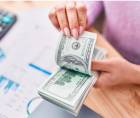 El precio de venta del dólar podría superar los 27 lempiras entre septiembre y octubre, según analistas económicos.