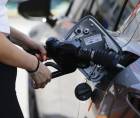El precio de la gasolina en Estados Unidos cae por debajo de los 4 dólares el galón.