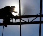 En Honduras, tener empleo no siempre significa estabilidad, salario digno ni un escritorio. La realidad laboral del país se construye, en su mayoría, lejos de oficinas climatizadas y computadoras: está en la tierra, en las calles, en la construcción y en los oficios que exigen esfuerzo físico diario.