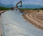 Una tecnología que parece una alfombra, pero que al recibir agua se convierte en una capa de concreto, comenzó a probarse en Honduras para reforzar los bordos que protegen a las comunidades del valle de Sula. Se trata de Concrete Canvas, un material diseñado para reducir la erosión y el desgaste que las corrientes provocan sobre estas estructuras.