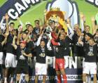 Michaell Chirinos y Edrick Menjívar se encargaron de levar el trofeo.