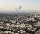 Una columna de humo emerge del centro de Teherán tras un ataque israelí este sábado.