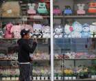 Una persona camina frente a un comercio de origen chino en Tegucigalpa.