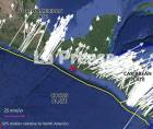 Las flechas muestran la ubicación de estaciones GPS o sismológicas y la dirección en la que se desplazó el terreno durante el terremoto. En algunos puntos, el movimiento alcanzó 25 milímetros, equivalentes a 2.5 centímetros. Inicialmente se registró de 5.6 grados, pero luego se corrigió. Van más de 80 réplicas.